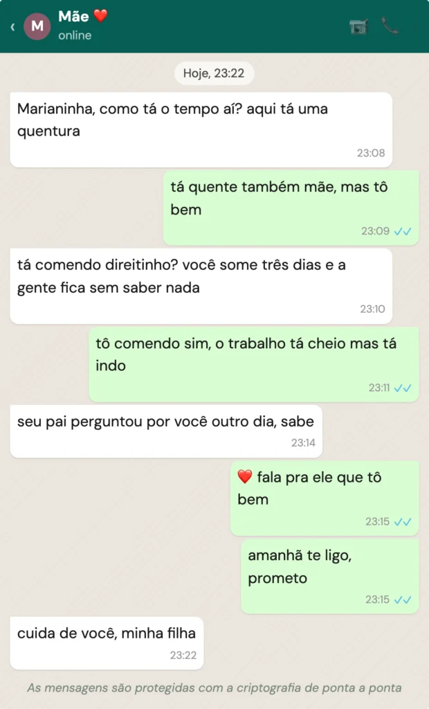 WhatsApp conversation with “Mãe ❤️” (Mom), an everyday family check-in, in Portuguese.
